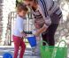 Jessica Alba est peut-être maman pour la seconde fois mais elle ne délaisse pas son aînée, Honor. Ici, au parc à Los Angeles, le 29 octobre 2011 