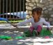 Jessica Alba est une maman sur tous les fronts ! Elle s'amuse comme une enfant à Los Angeles en famille, dans un parc de la ville. Le 29/1011 