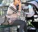 Jessica Alba est une maman sur tous les fronts ! Elle s'amuse comme une enfant à Los Angeles en famille, dans un parc de la ville. Le 29/1011 