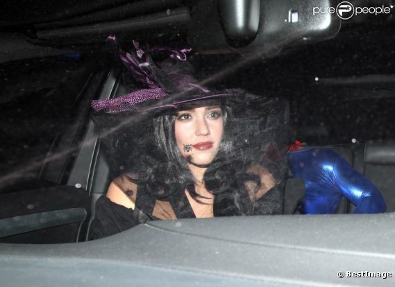 JESSICA ALBA ARRIVE A UNE FETE D'HALLOWEEN DEGUISEE EN SORCIERE le 29 octobre 2011