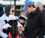Ivanka Trump et son mari Jared Kuschner promènent leur fille Arabella Rose bien emmitouflée dans les rues de Manhattan à New York, le 30 octobre 2011 