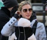 Ivanka Trump et sa fille Arabella Rose dans les rues de Manhattan à New York, le 30 octobre 2011 