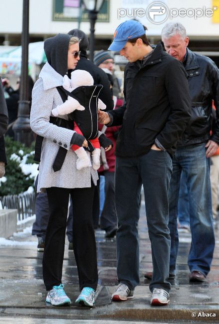 La belle Ivanka Trump et son mari Jared Kuschner promènent leur fille Arabella Rose dans les rues de Manhattan à New York, le 30 octobre 2011 