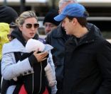 Ivanka Trump et son mari Jared Kuschner promènent leur fille Arabella Rose dans les rues de Manhattan à New York, le 30 octobre 2011 