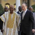 Le prince Albert assure à Monaco avant de briller à New York avec Charlene