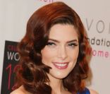 L'actrice Ashley, lumineuse dans un look rétro-Hollywood, sur le tapis rouge des Avon Foundation Awards. New York, le 2 novembre 2011.