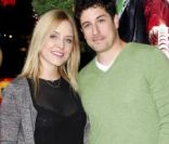 Jason Biggs et sa femme Jenny Mollen à Los Angeles pour l'avant première de A very Harold et Kumar 3D Christmas, le 2 novembre 2011.