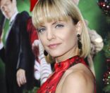 Mena Suvari charmante à Los Angeles pour l'avant première de A very Harold et Kumar 3D Christmas, le 2 novembre 2011.