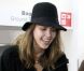 Jessica Alba sourit à l'aéroport de LAX avec sa fille Haven, le 5 novembre 2011