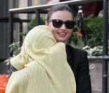 Miranda Kerr porte le bébé d'une amie pour faire diversion, à New York, le 5 novembre 2011