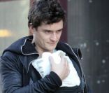 Orlando Bloom très protecteur avec son fils Flynn à New York, le 5 novembre 2011