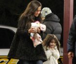 Katie Holmes et sa fille Suri ont froids sur le tournage du prochain film de Tom Cruise, One Shot, à Pittsburgh, le 30 octobre 2011