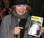 Kim Cattrall, à NY, sort de la représentation de la pièce Private Lives, dont elle est l\'héroïne avec Paul Gross. 6 novembre 2011