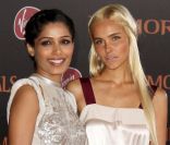 Freida Pinto et Isabel Lucas, à Los Angeles pour Les Immortels, le 7 novembre 2011.