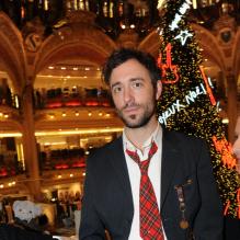Charlie Winston dans les Galeries Lafayette à Paris le 8 novembre