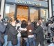 Justin Bieber se rendent dans un grand magasin sur les Champs-Elysées à Paris, le mercredi 9 novembre 2011.