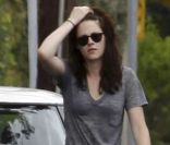 Surprise par les photographes, Kristen Stewart a été aperçue dans les rues de Los Angeles dans le look simple qui la caractérise. Le 14 juin 2011. 