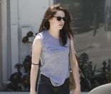 Kristen Stewart, parfaitement à l'aise dans ses Chuck Taylor de Converse à la sortie de son club de gym. 30 juin 2011. 