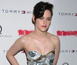Habillée par Emilio Pucci et chaussée en Sergio Rossi, Kristen Stewart assistait avec classe à la première du film  The Runaways . New York, le 17 mars 2010. 