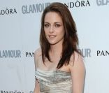 Kristen Stewart, en robe Balmain et chaussures Giuseppe Zanotti pour fouler le tapis rouge des Glamour Women Of The Year Awards. Londres, le 7 juin 2011. 