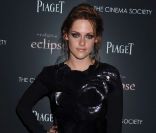 Le même jour, l'actrice Kristen Stewart se change pour se rendre à la première de l'épisode  Éclipse  : un choix payant portée sur une robe RM by Roland Mouret et des chaussures Christian Louboutin. 