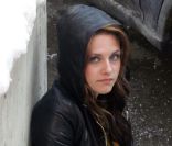 Très décontractée et cigarette à la main, Kristen Stewart passait le temps, couverte par la capuche de son sweat lors du Festival de Sundance. Park City, le 19 janvier 2009. 