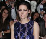 Kristen Stewart, en robe J. Mendel et chaussures Jimmy Choo pour la première du volet  Chapitre IV : Révélation . Los Angeles, le 14 novembre 2011. 
