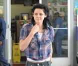 L'actrice Kristen Stewart, ambassadrice de l'imparable duo slim-Converse. Los Angeles, le 15 juin 2009. 