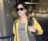 La star de la saga  Twilight  Kristen Stewart, en baskets Vans et lunettes Wayfarer de Ray-Ban, à l'aéroport de Los Angeles. Le 30 octobre 2009. 
