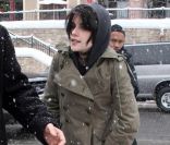 Dans un manteau Juicy Couture et un sweat à capuche, l'actrice Kristen Stewart tente de résister au froid typique de Park City lors du Festival de Sundance. Le 23 janvier 2010. 