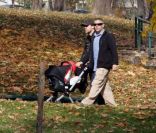 Javier Bardem en papa poule à Sarajevo le 8 novembre 2011, la poussette il connait !<br />