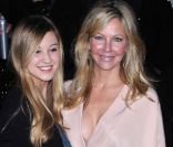 Heather Locklear et sa fille Ava lors de la présentation de Twilight - Chapitre : Révélation 1ère partie, à Los Angeles. Le 14 novembre 2011 
