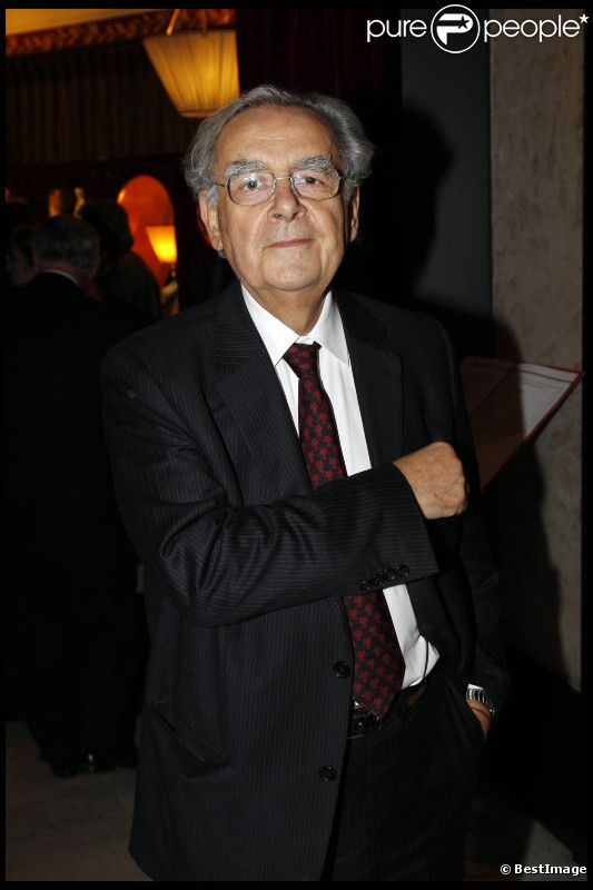 Bernard Pivot lors du dîner des stars au Fouquet's à Paris, organisé par le Dr Pierre Huth, au profit du dépistage du cancer à l'Institut Fournier le 14 novembre 2011  