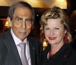Dr Pierre Huth et Jeane Manson lors du dîner des stars au Fouquet's à Paris, organisé par le Dr Pierre Huth, au profit du dépistage du cancer à l'Institut Fournier le 14 novembre 2011  