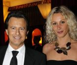 Vincent Perrot et une amie lors du dîner des stars au Fouquet's à Paris, organisé par le Dr Pierre Huth, au profit du dépistage du cancer à l'Institut Fournier le 14 novembre 2011  