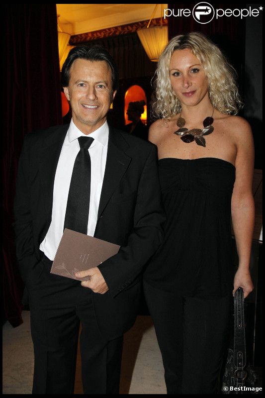 Vincent Perrot et une amie lors du dîner des stars au Fouquet's à Paris, organisé par le Dr Pierre Huth, au profit du dépistage du cancer à l'Institut Fournier le 14 novembre 2011  