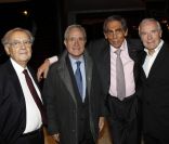 Bernard Pivot, Jean Tiberi, Pierre Huth et Pierre Douglas lors du dîner des stars au Fouquet's à Paris, organisé par le Dr Pierre Huth, au profit du dépistage du cancer à l'Institut Fournier le 14 novembre 2011  