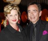 Jeane Manson et Cyril Pluchet lors du dîner des stars au Fouquet's à Paris, organisé par le Dr Pierre Huth, au profit du dépistage du cancer à l'Institut Fournier le 14 novembre 2011  