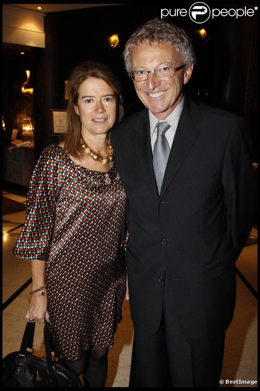 Nelson Monfort et son épouse lors du dîner des stars au Fouquet's à Paris, organisé par le Dr Pierre Huth, au profit du dépistage du cancer à l'Institut Fournier le 14 novembre 2011  
