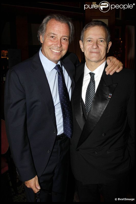 Michel Leeb et Francis Huster lors du dîner des stars au Fouquet's à Paris, organisé par le Dr Pierre Huth, au profit du dépistage du cancer à l'Institut Fournier le 14 novembre 2011  