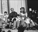  Le prince Ali entouré de ses frères et soeurs, de sa maman Farah et du shah d'Iran en 1973. 