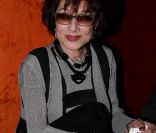 Coup d'envoi de la soirée mensuelle organisée par Régine, au Régine's, rue de Ponthieu, à Paris. Judith Magre trinque avec les convives ! 15 novembre 2011