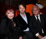 Coup d'envoi de la soirée mensuelle organisée par Régine, au Régine's, rue de Ponthieu, à Paris. Bruno Finck et François Bennaceur entourent la Reine de la nuit. 15 novembre 2011