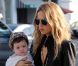 Rachel Zoe et son fils Skyler, en promenade dans les rues de Beverly Hills. Le 16 novembre 2011.
