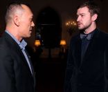 Joe Zee et Justin Timberlake en pleine conversation lors du dîner Tod\'s organisé au Château Marmont le 16 novembre 2011