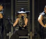 Lady Gaga interprète  Born This Way  durant la sorée Children in need, à Manchester, le 17 novembre 2011.