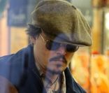 Johnny Depp achète une guitare à New York, le 18 novembre 2011