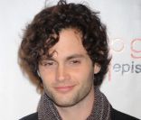 Penn Badgley (Dan Humphrey) chez Cipriani sur Wall Street à New York, pour fêter le 100e épisode de Gossip Girl le 19 novembre 2011.
