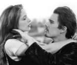Julie Delpy et Ethan Hawke dans Before sunrise.