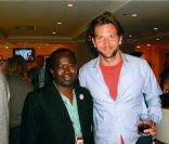 Bradley Cooper et Diagna N'Diaye alias Yaya lors d'un concert de charité à New York en novembre 2011 